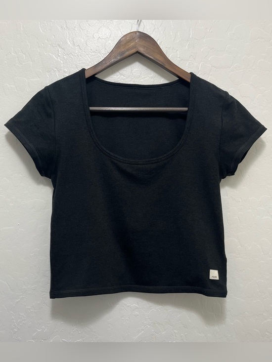 Vuori Tops - Vuori Short Sleeve Halo Crop - Size M Black VW1062
